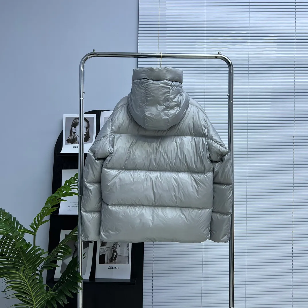 P820 ​​𝘾𝘼𝙉𝘼𝘿𝘼 𝙂𝙊𝙊𝙎𝙀/Canada Goose 2023 Limited New Crofton Puff Down Jacket Pure Guangzhou Inspection 80 White Duck Down Filling‼  Top version, ceiling level‼ Crofton soft bread, the latest style in 2023, has a cold protection effect of up to level 4. It is made of recycled Feather-Light tear-resistant fabric. It is ultra-light and has no weight on the upper body at all! The unique black label highlights your temperament‼  Canada Goose, a Canadian brand, has always been recognized as the warmest down jacket. Various Instagram celebrities, Internet celebrities, and celebrities often wear it for street photos. I do Canada Goose every year, but I still can’t get rid of my love for geese. No matter how cold the winter is, there is no need to be afraid, because there are geese! Filled with 80% white duck down, Canada Goose is the legendary warmest down jacket and is known as a must-have for Arctic outdoor sports! The most popular down jacket in the world, celebrities are rushing to buy it, it is a must-have! Same style for men and women Size: S~XXL